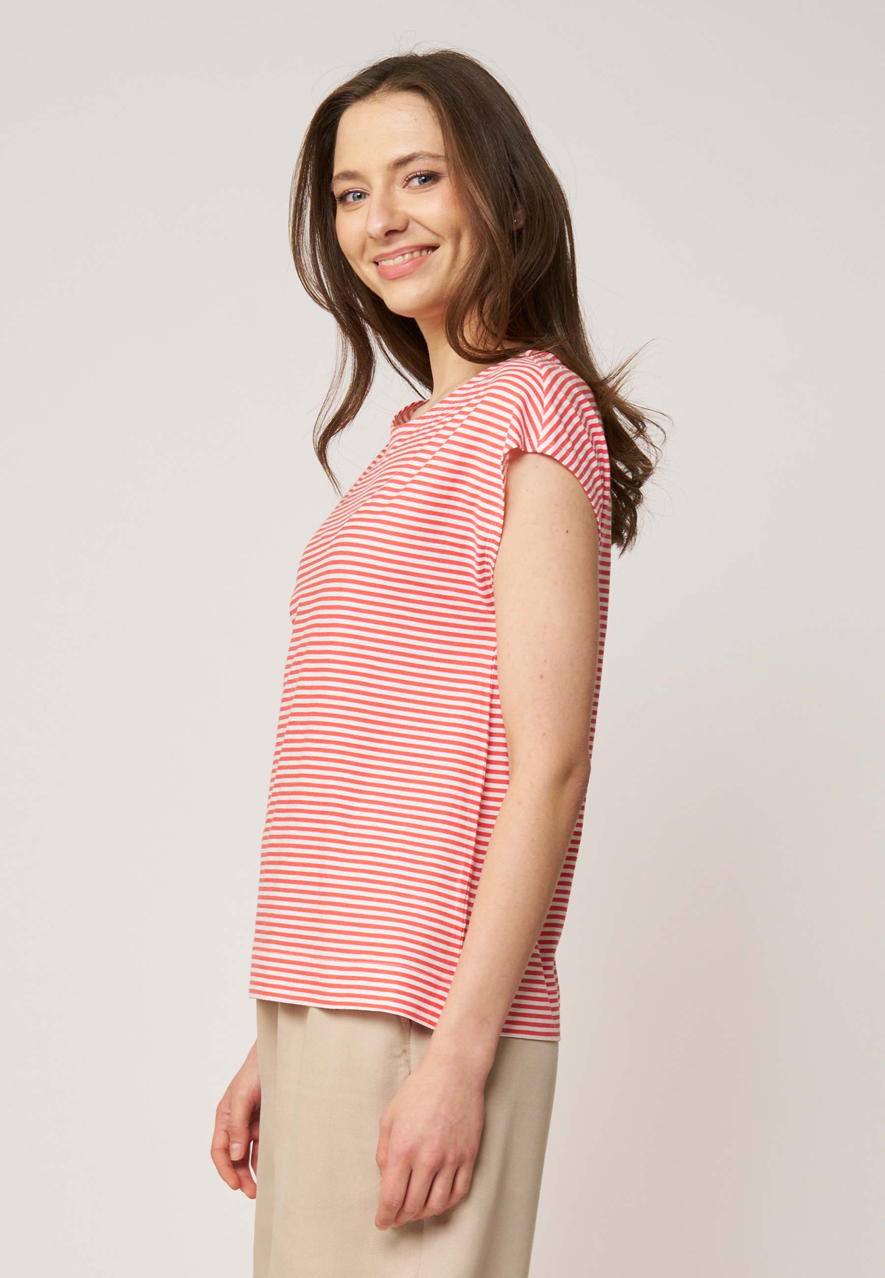 Shirt, Modell Kim mit roten und weißen Streifen, kurzen Ärmeln und lockerer Passform aus leichtem, weichem Stoff