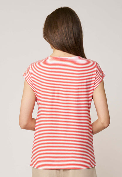 Shirt, Modell Kim mit feinem rot-weißem Streifenmuster, kurzen Ärmeln und lockerem Schnitt aus leichtem Material