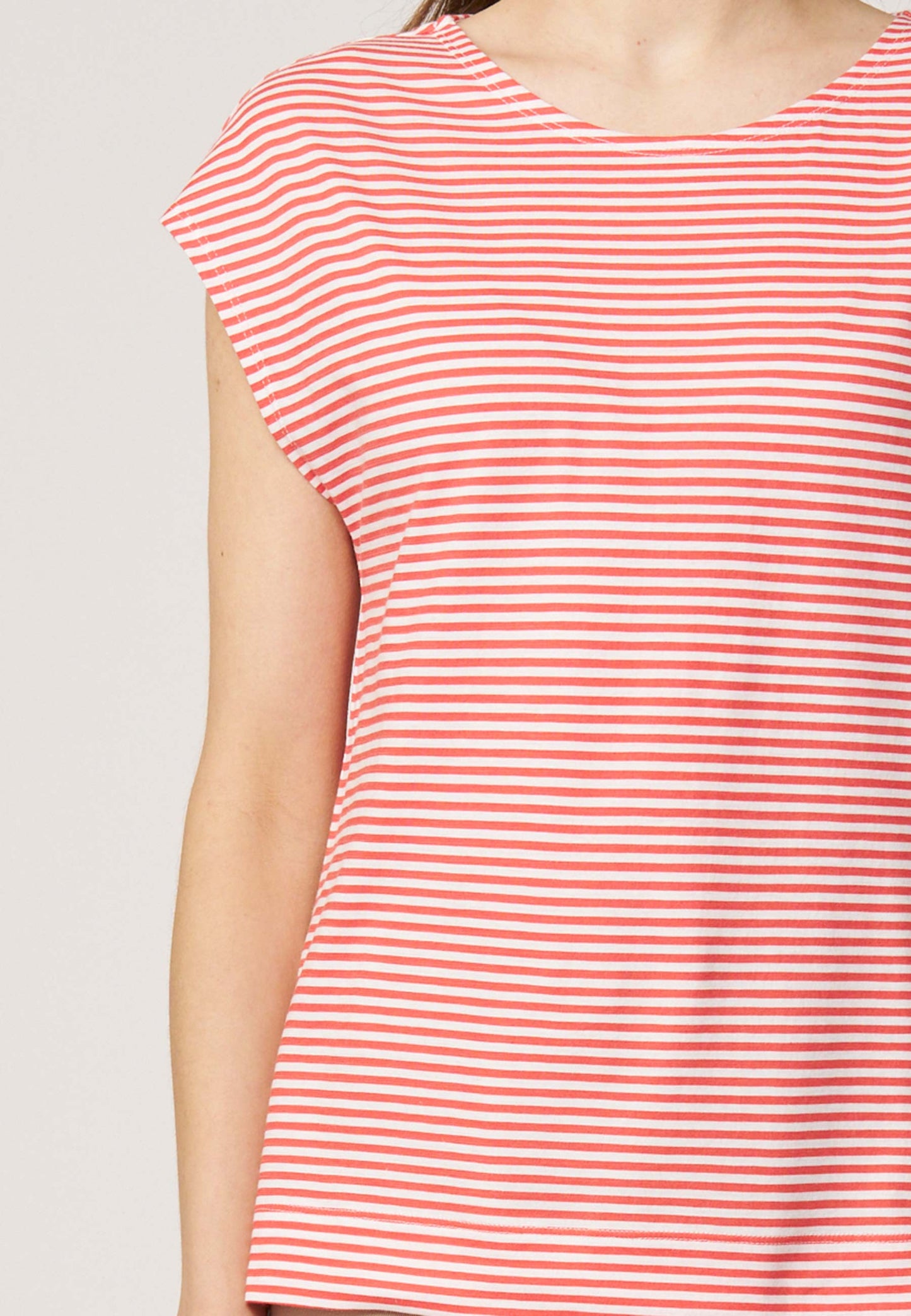 Shirt, Modell Kim mit roten und weißen Streifen, kurzen Ärmeln und lockerem Schnitt aus weichem Material
