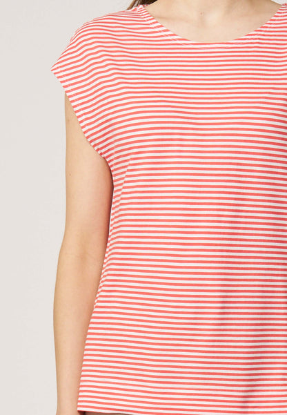 Shirt, Modell Kim mit roten und weißen Streifen, kurzen Ärmeln und lockerem Schnitt aus weichem Material