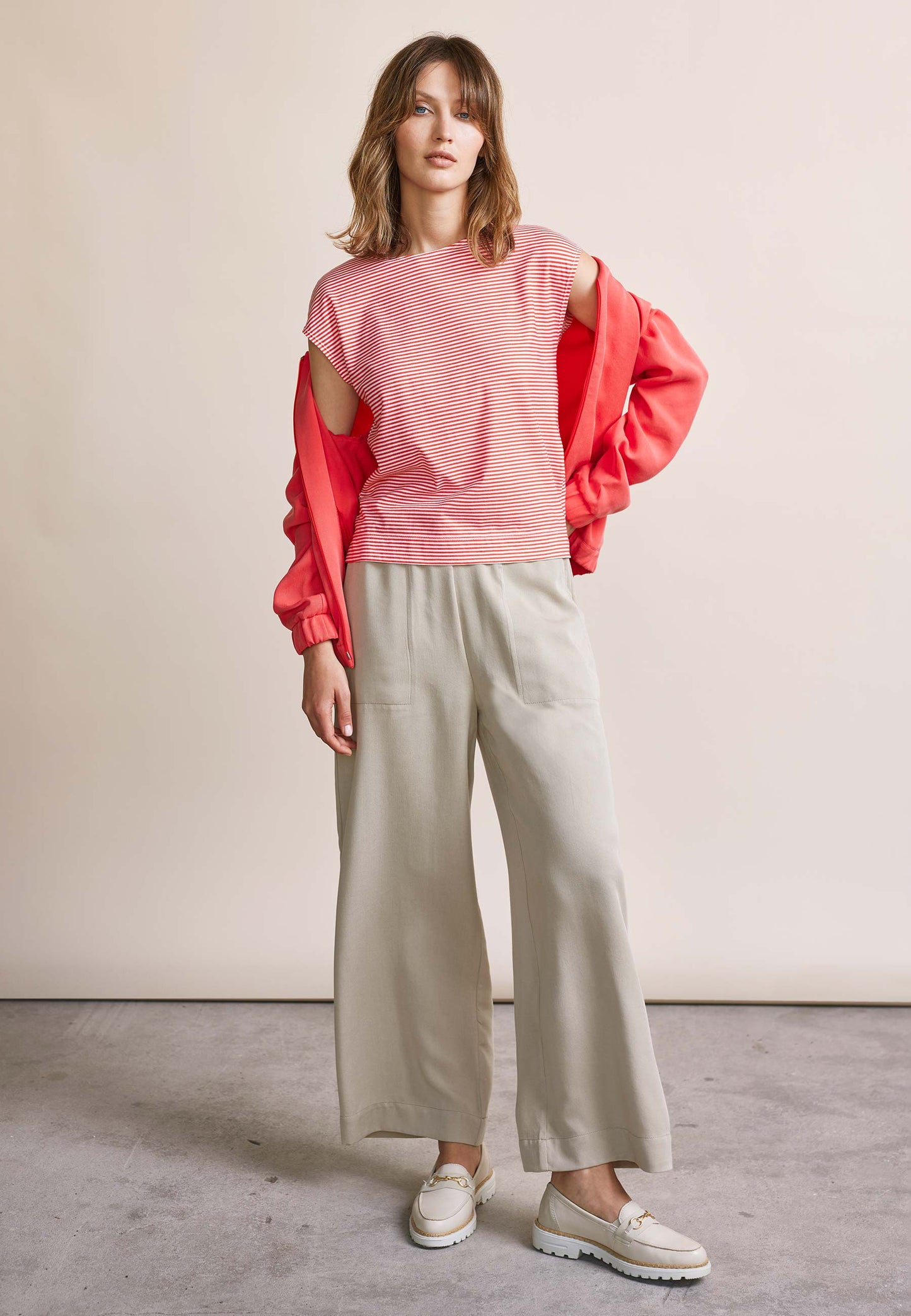 Shirt, Modell Kim in Korall mit feinen Streifen und legerem Schnitt, frontal getragen von stehendem Model