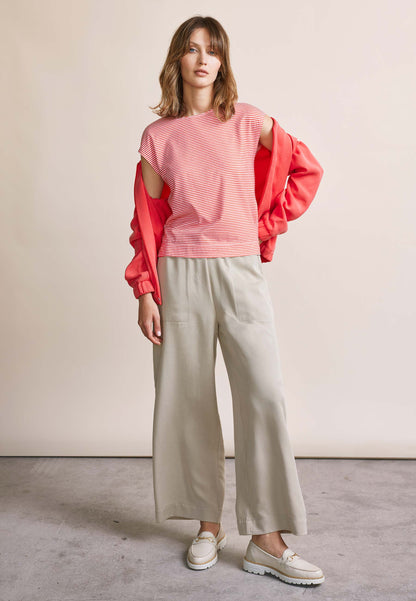 Shirt, Modell Kim in Korall mit feinen Streifen und legerem Schnitt, frontal getragen von stehendem Model