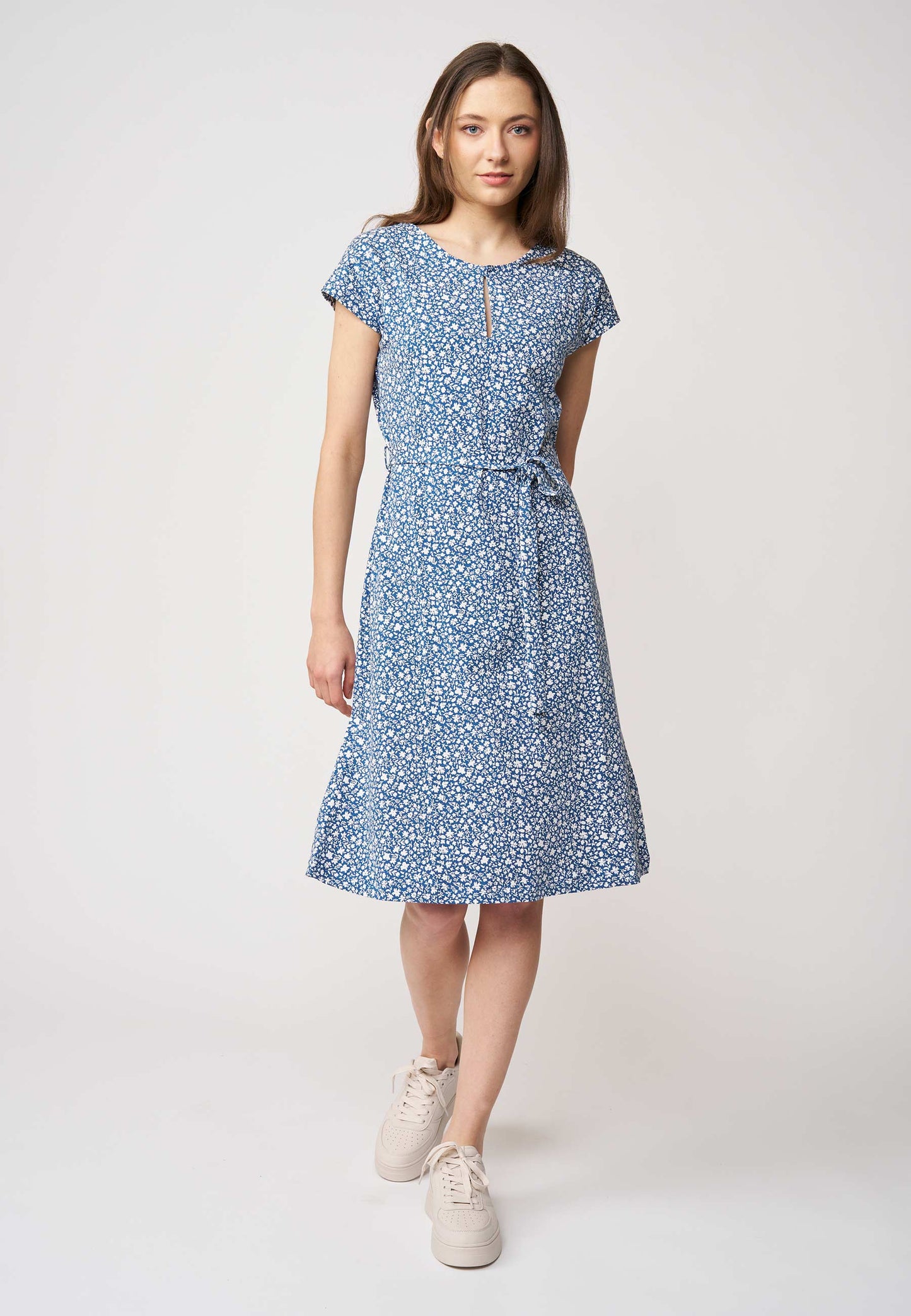 Kleid, Modell Cinthia in blau-weißem Blumenmuster mit kurzem Arm und Gürtel für einen femininen, lässigen Look