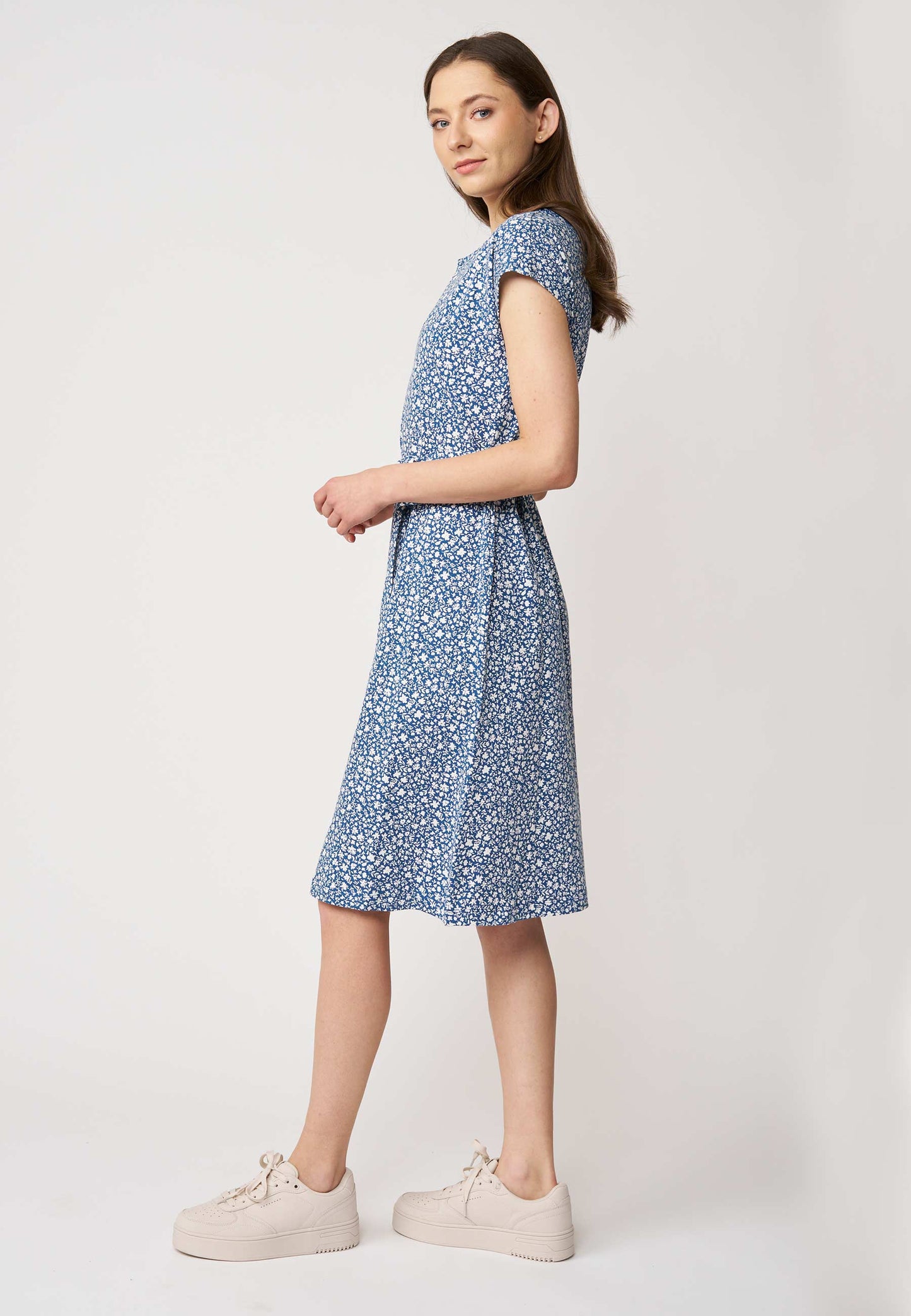 Kleid, Modell Cinthia in Blau mit floralem Muster und kurzem Ärmel für einen entspannten, femininen Stil