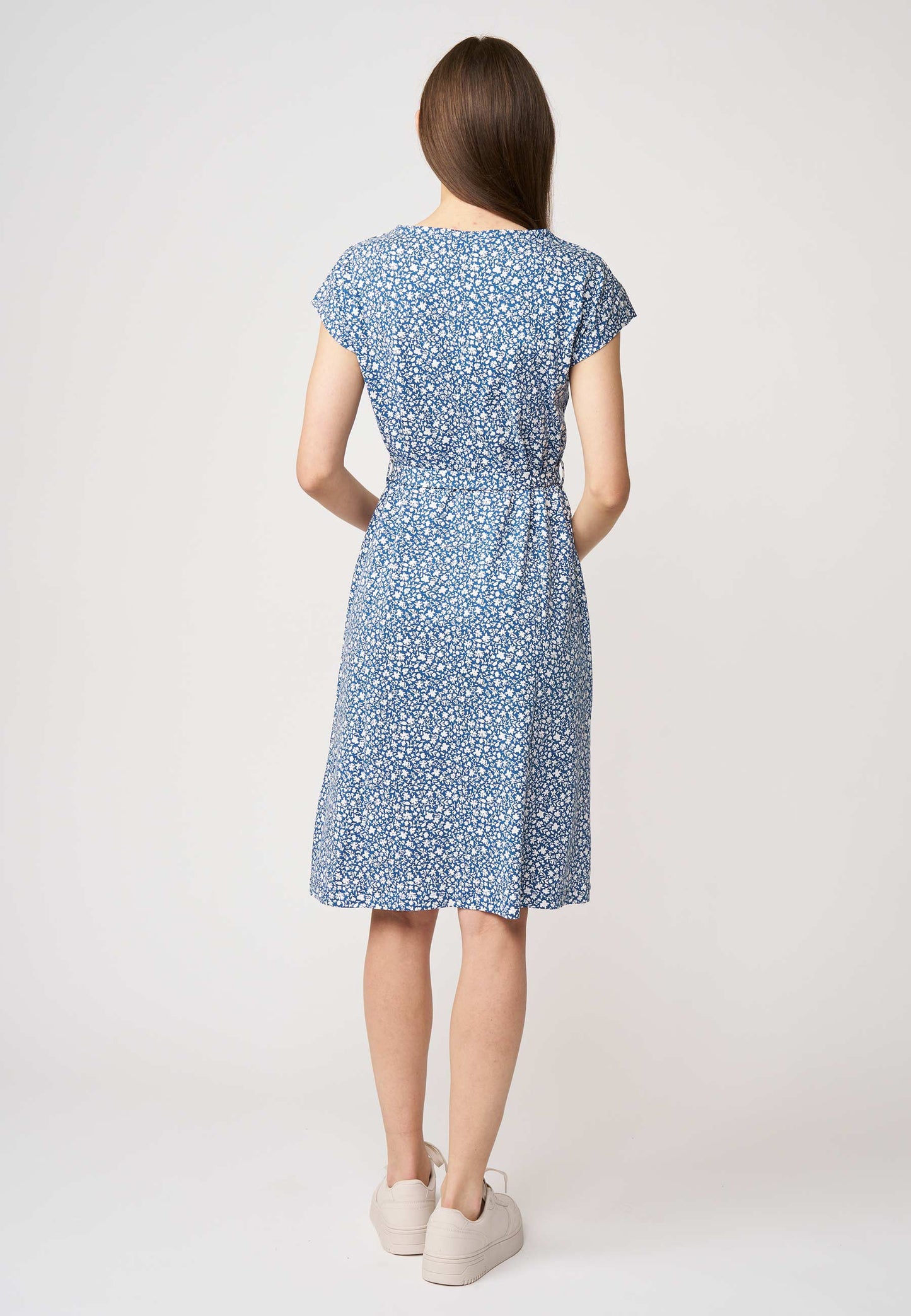 Kleid, Modell Cinthia mit blau-weißem Blumenmuster, kurzarm und lockerem Schnitt für bequemen Sommerstil