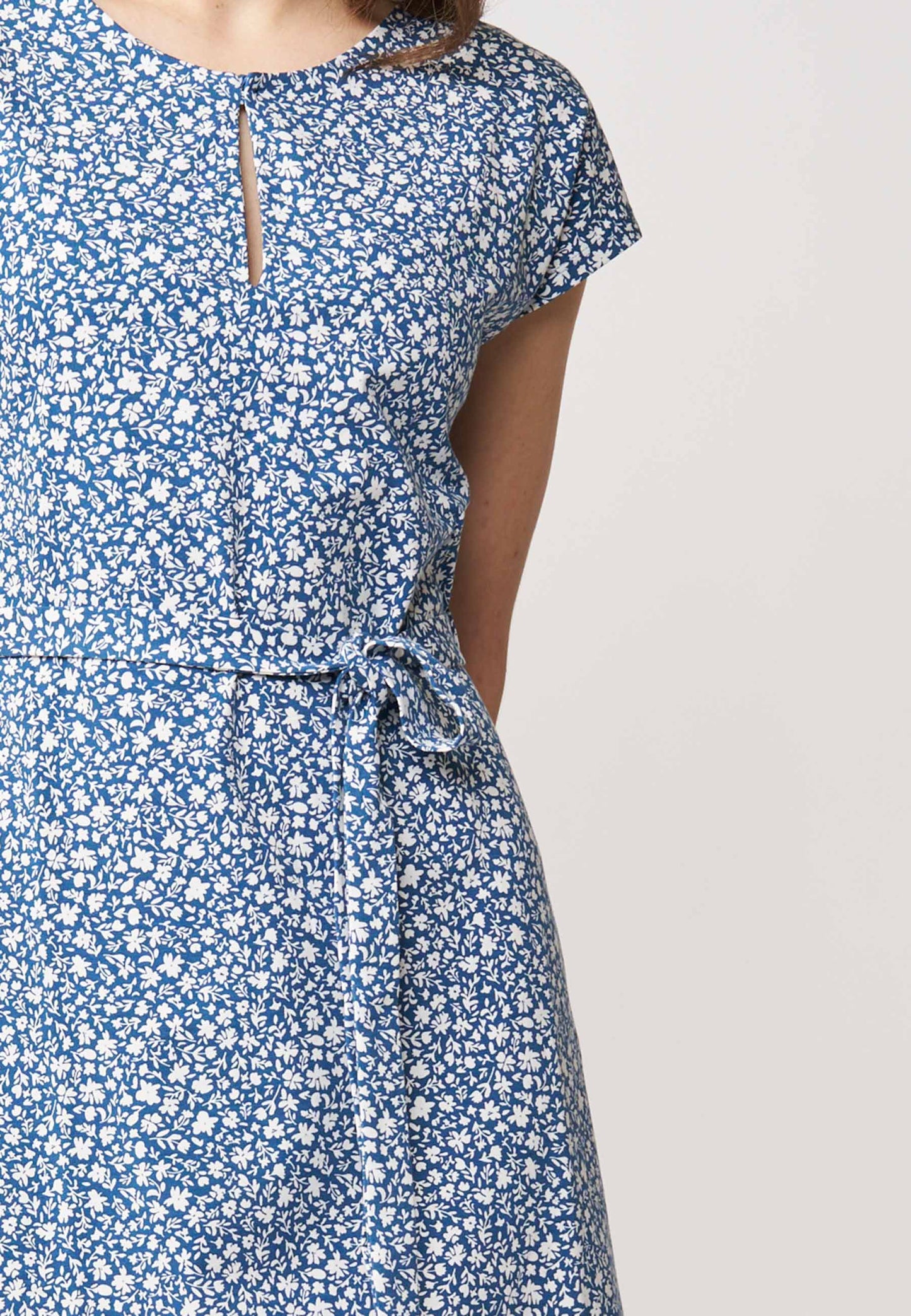 Kleid, Modell Cinthia mit blau-weißem Blumenmuster, kurzem Ärmel und Taillengürtel für femininen Sommerlook