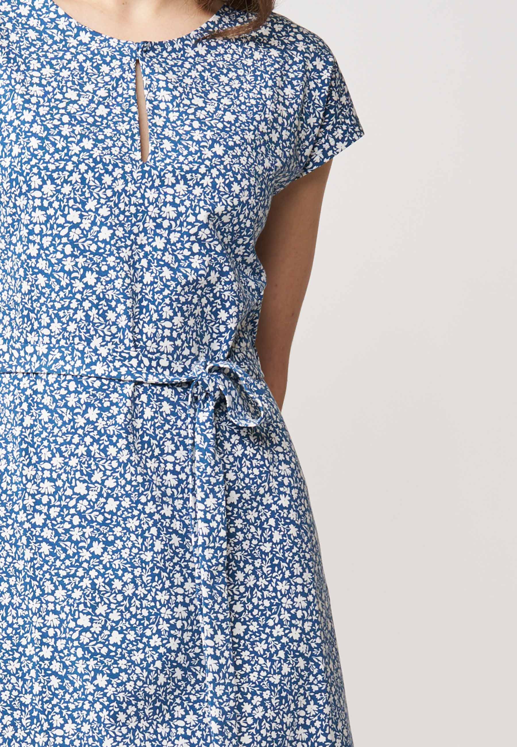 Kleid, Modell Cinthia mit blau-weißem Blumenmuster, kurzem Ärmel und Taillengürtel für femininen Sommerlook