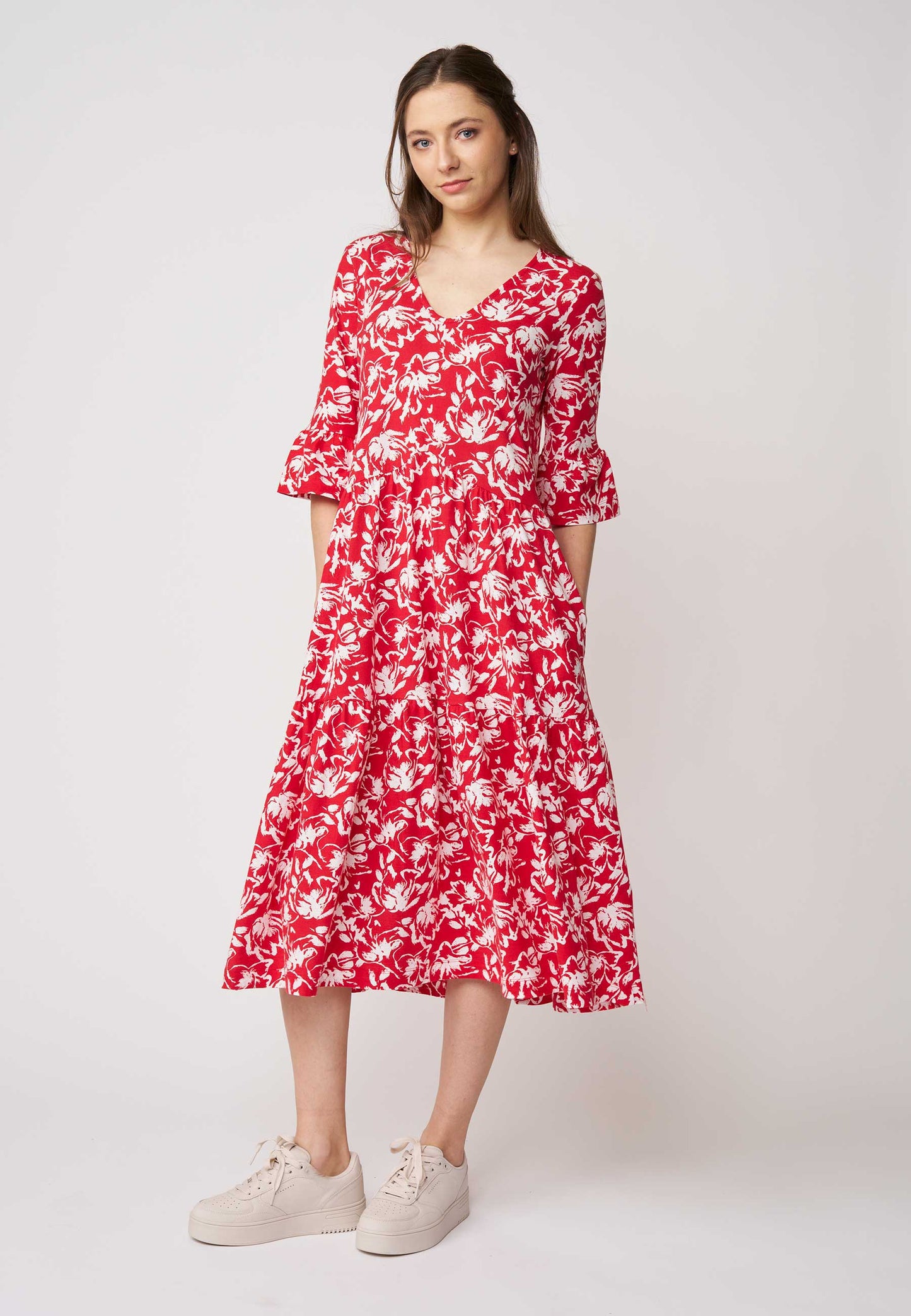 Kleid, Modell Antonia mit rotem Grund und weißem floralen Muster in midilanger, fließender Passform und V-Ausschnitt