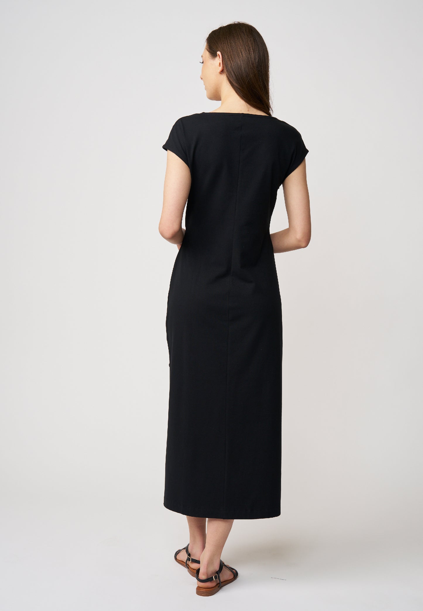 Kleid, Modell Marly in tiefem Schwarz mit kurzem Arm und geradem Schnitt für einen eleganten, schlichten Auftritt