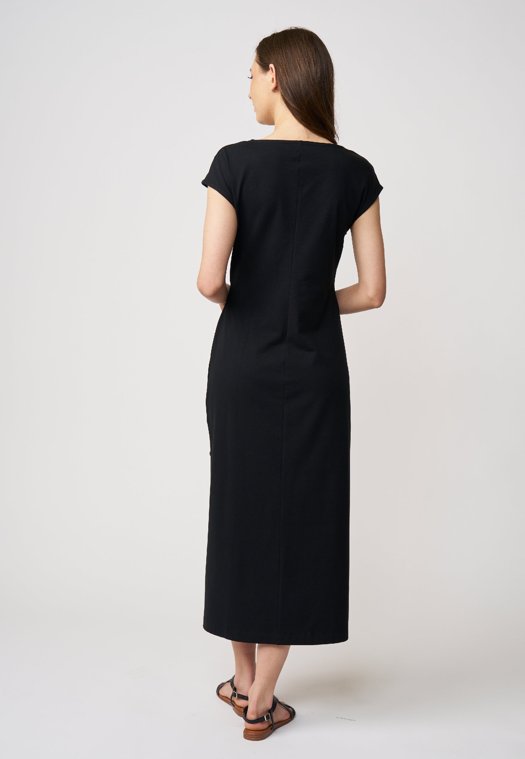 Kleid, Modell Marly in tiefem Schwarz mit kurzem Arm und geradem Schnitt für einen eleganten, schlichten Auftritt