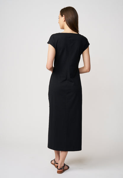 Kleid, Modell Marly in tiefem Schwarz mit kurzem Arm und geradem Schnitt für einen eleganten, schlichten Auftritt