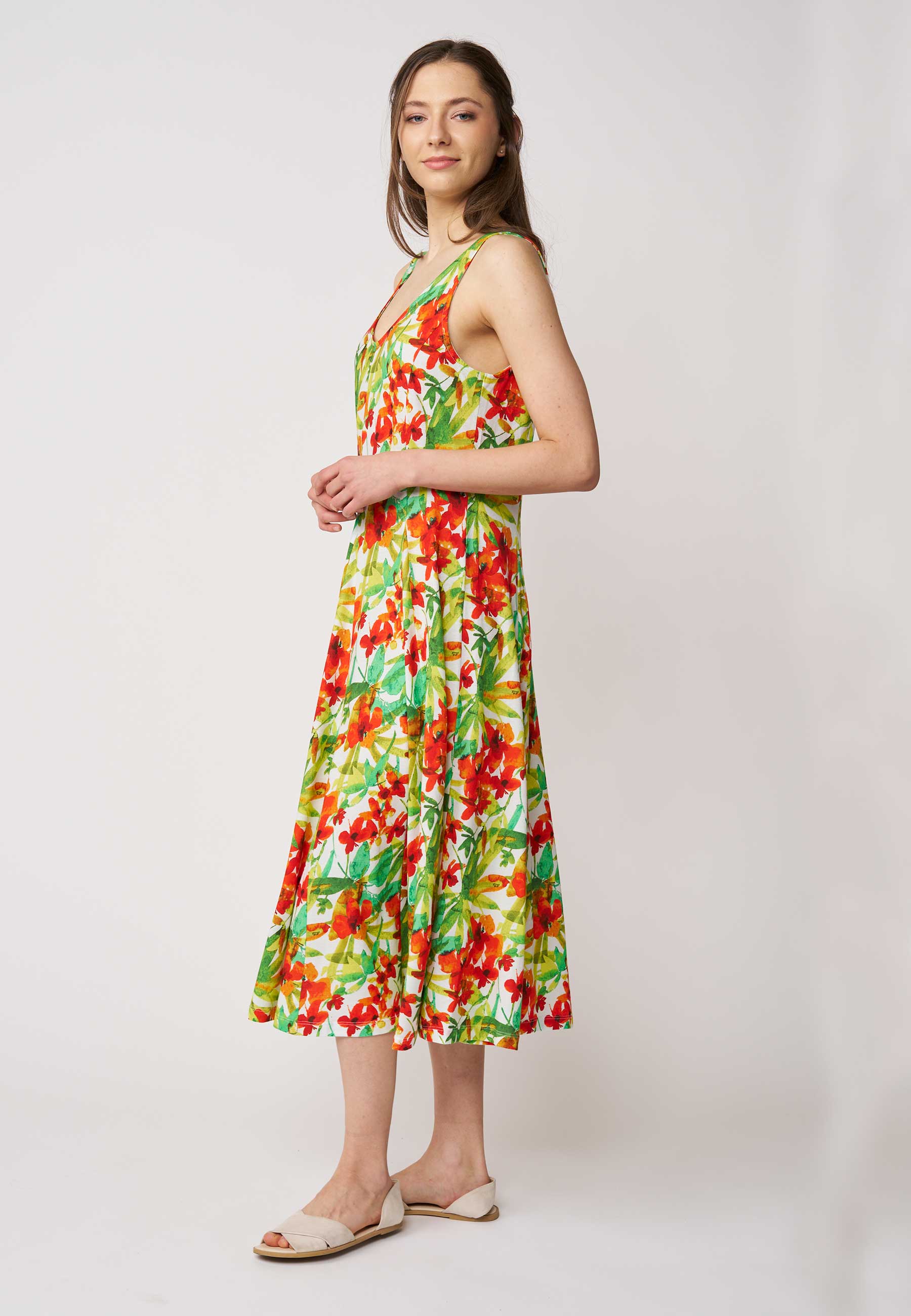 Kleid, Modell Jule mit buntem Blumenmuster, ärmellos und weiter Saum für einen leichten, sommerlichen Look