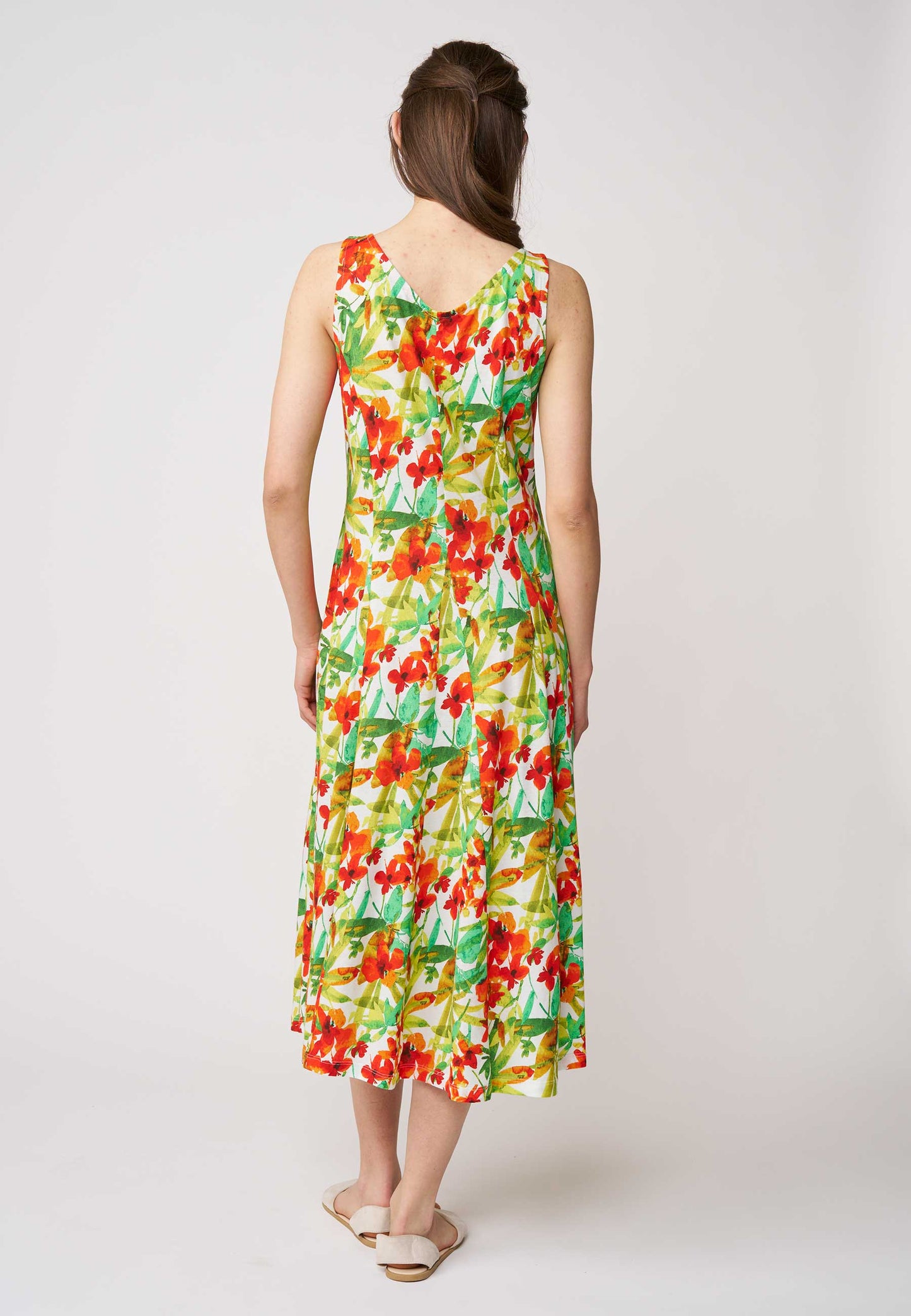 Kleid, Modell Jule in floralem Muster mit ärmellosem Schnitt und fließender Midi-Länge für sommerliche Leichtigkeit