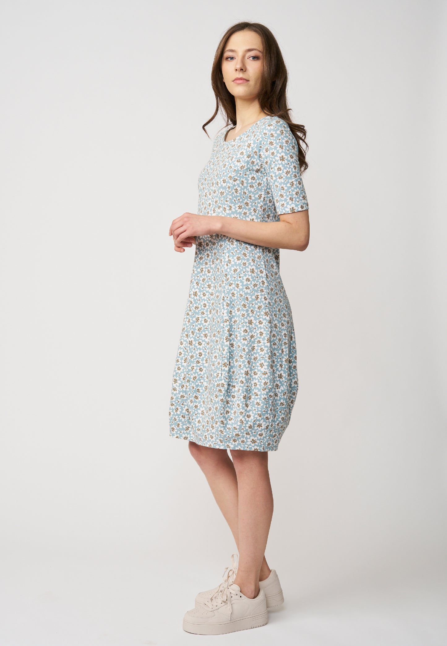 Kleid, Modell Miju mit kurzem Ärmel, lockerem Schnitt und zartem blau-beigem Blumenmuster für frischen Sommerlook