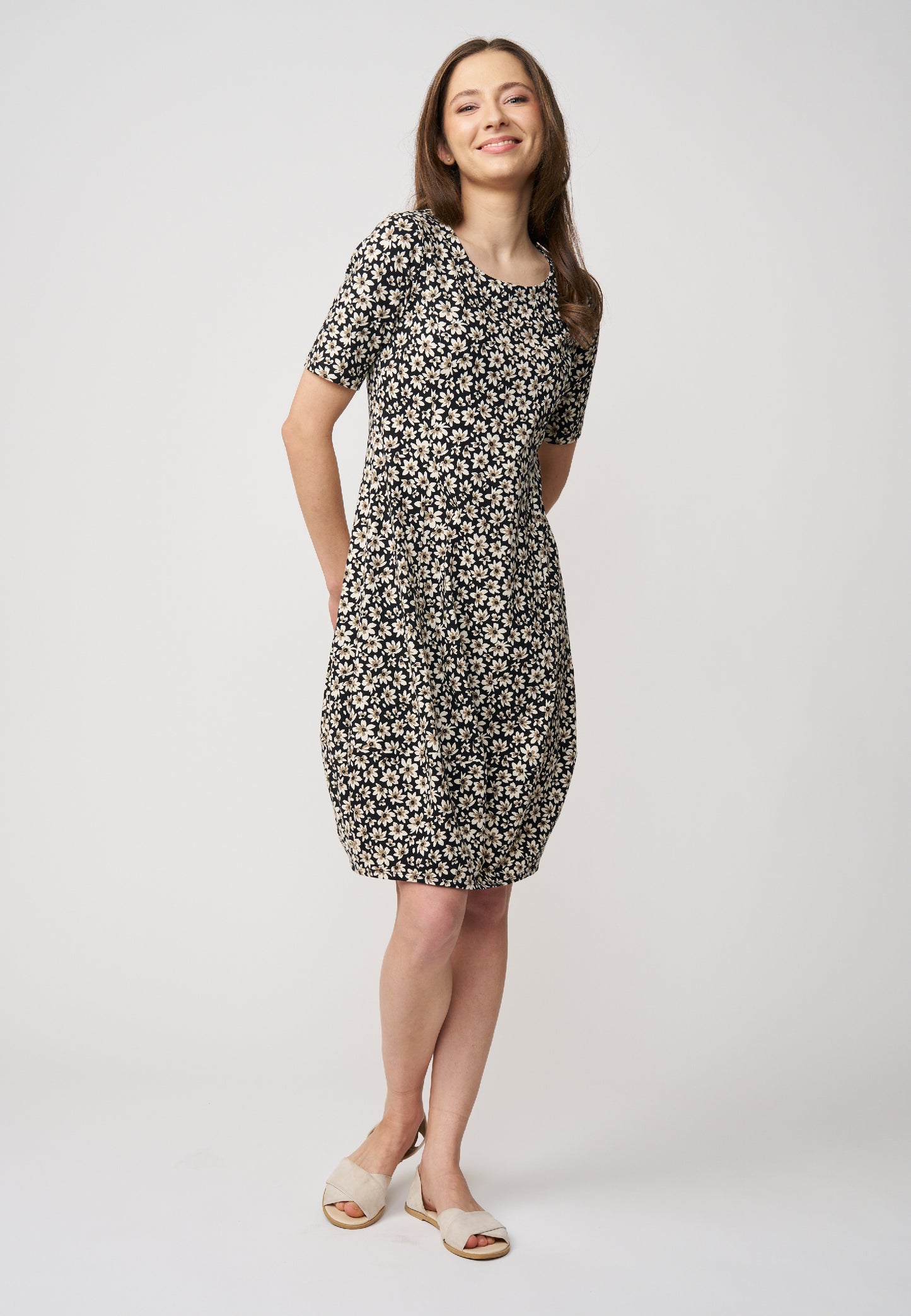 Kleid, Modell Miju mit kurzem Arm und lockerem Schnitt in floralem Muster für einen femininen, lässigen Look