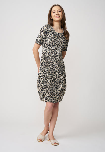 Kleid, Modell Miju mit kurzem Arm und lockerem Schnitt in floralem Muster für einen femininen, lässigen Look