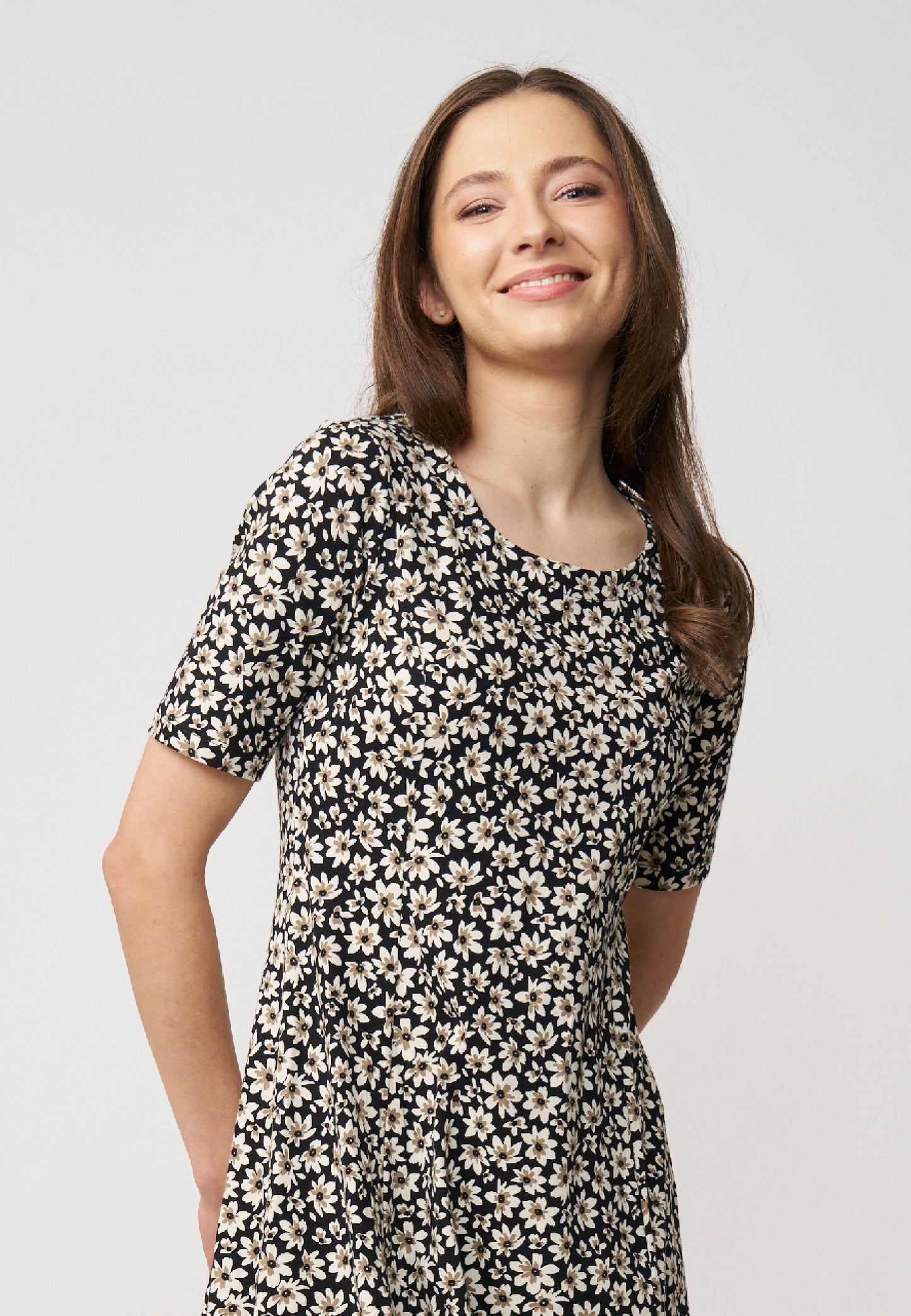 Kleid, Modell Miju in dunklem Grundton mit zartem Blumenmuster und halblangen Ärmeln für femininen Charme