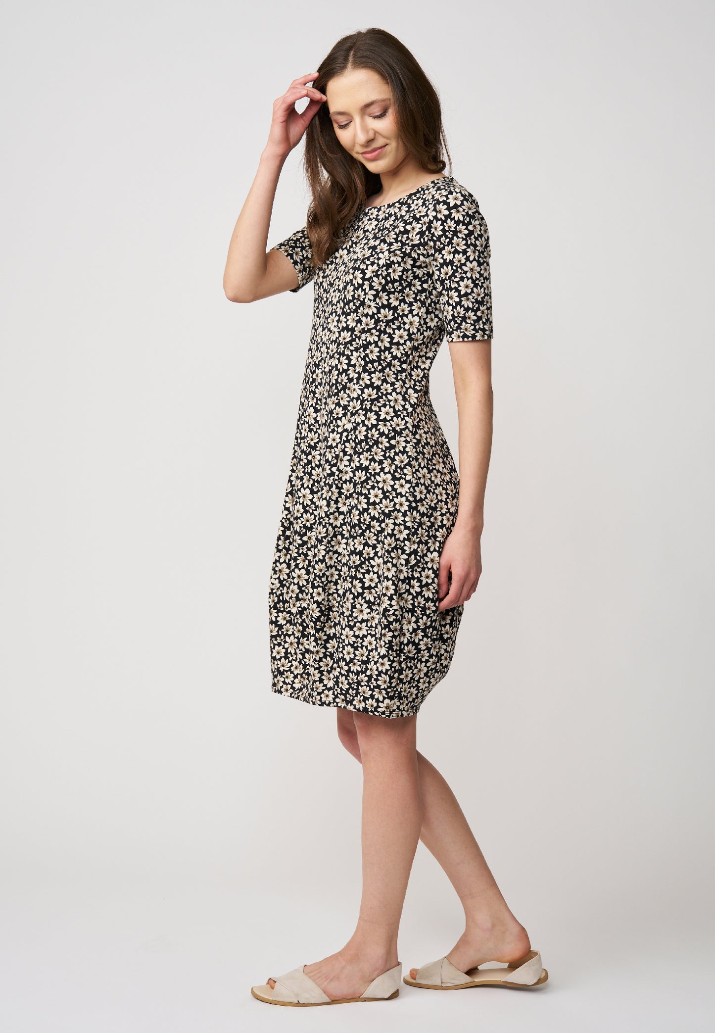 Kleid, Modell Miju mit floraler Musterung in zarten Farben, halblangen Ärmeln und locker fallender Silhouette für einen natürlichen Look