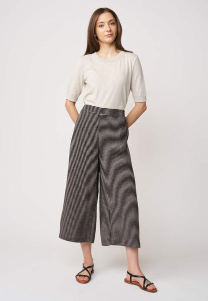 Hose, Modell Helena locker geschnitten mit kleinem Karomuster und weitem Bein aus leichtem, angenehmem Stoff