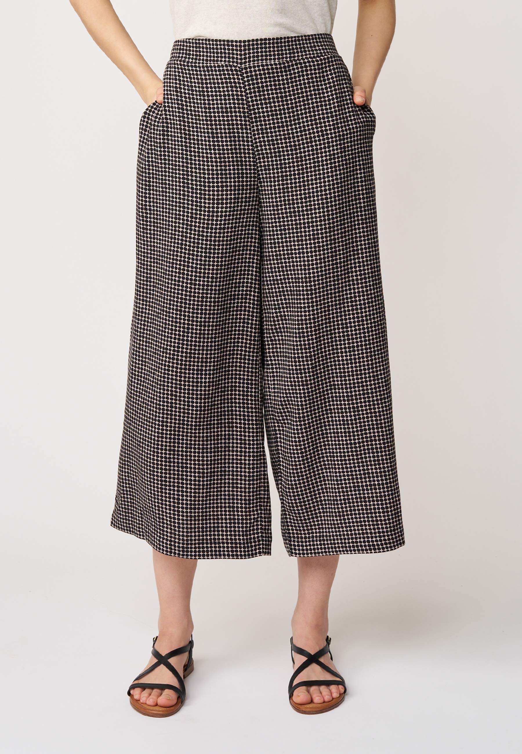 Hose, Modell Helena mit weiter Beinführung und feinem Karomuster, locker geschnitten für komfortablen Sitz und Stil
