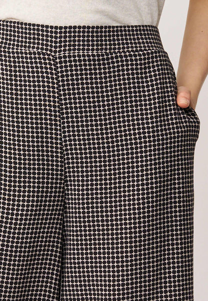 Hose, Modell Helena mit allover Karo-Muster und geradem Schnitt aus leichtem, bequemem Stoff samt Eingrifftasche