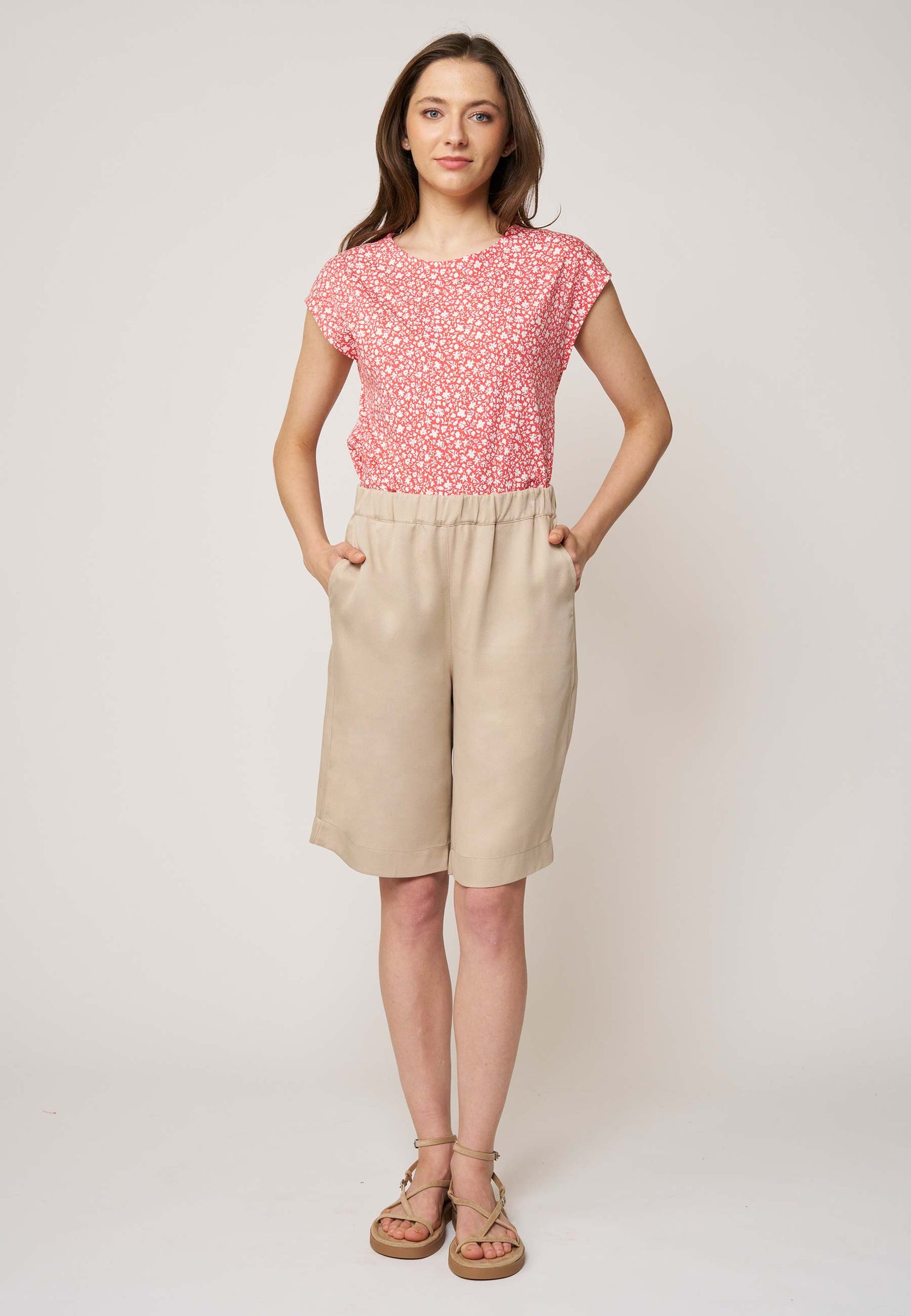 Shorts, Modell Azita in hellem Sandton mit elastischem Bund und bequemen Seitentaschen, frontale Ansicht getragen