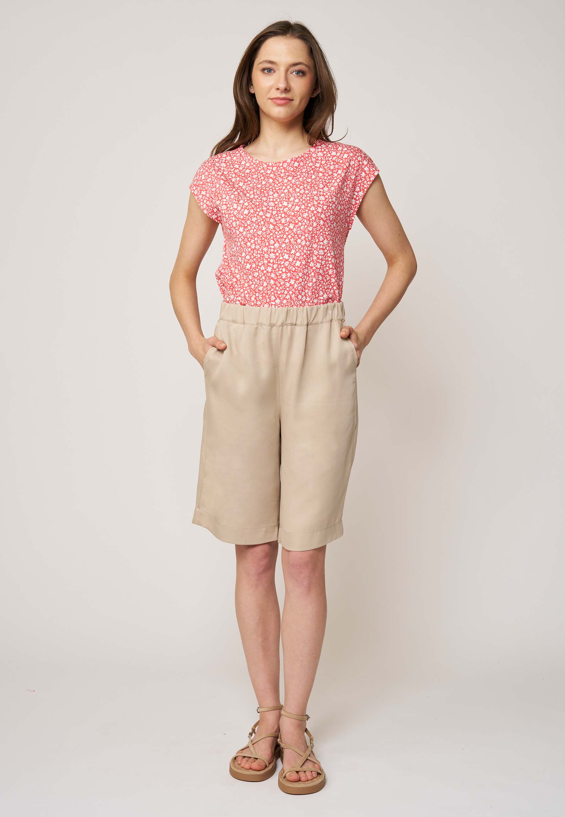 Shorts, Modell Azita in hellem Sandton mit elastischem Bund und bequemen Seitentaschen, frontale Ansicht getragen