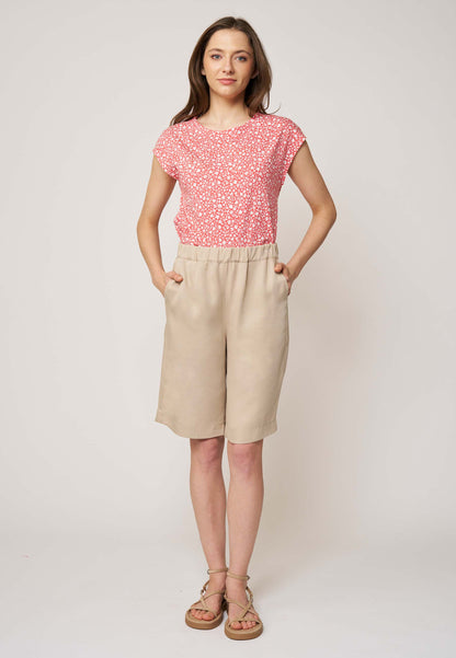 Shorts, Modell Azita in hellem Sandton mit elastischem Bund und bequemen Seitentaschen, frontale Ansicht getragen