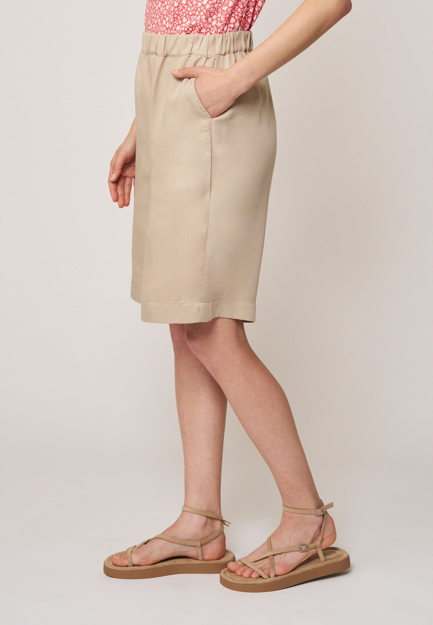 Shorts, Modell Azita in hellem Sandton mit elastischem Bund und praktischer Seitentasche, Seitenansicht