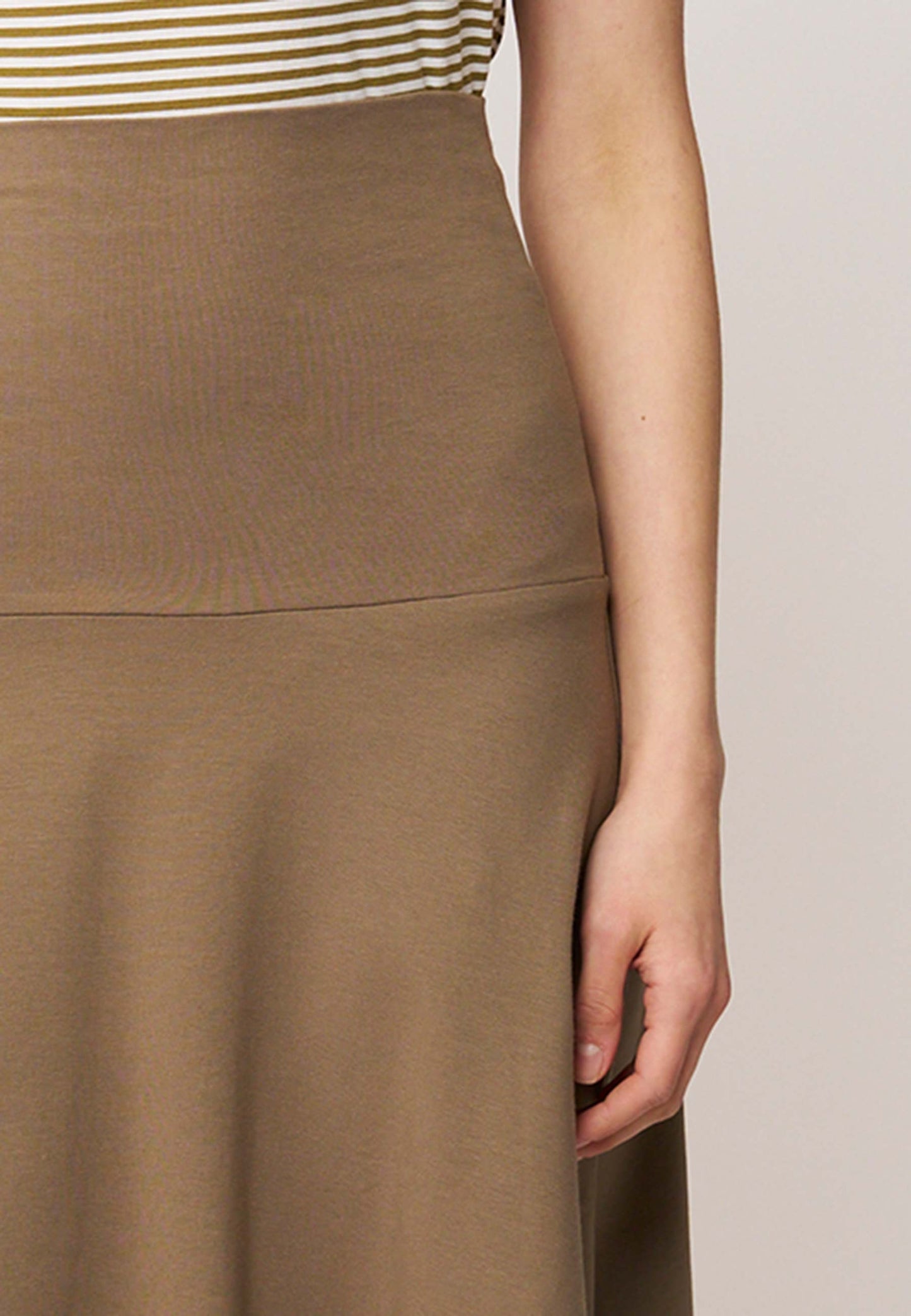 Rock, Modell Doreen in warmem Braun mit hohem Bund und fließendem Schnitt für eine elegante und bequeme Passform