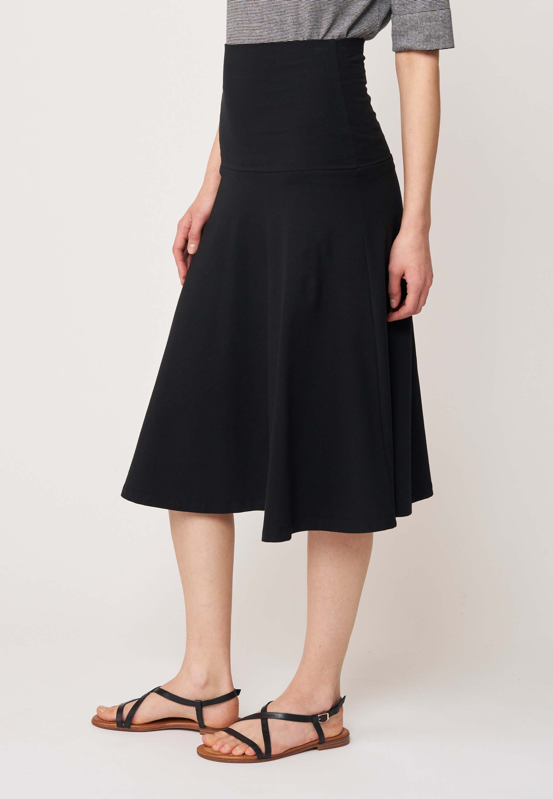 Rock, Modell Doreen in klassischem Schwarz mit fließendem Schnitt und mittellanger Länge für elegante Vielseitigkeit