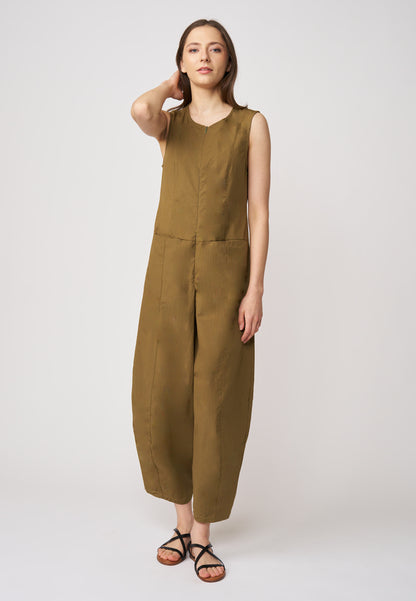 Jumpsuit, Modell Hanja in olivgrün mit weitem Bein, ärmellos und lockerem, entspannendem Schnitt für lässigen Komfort