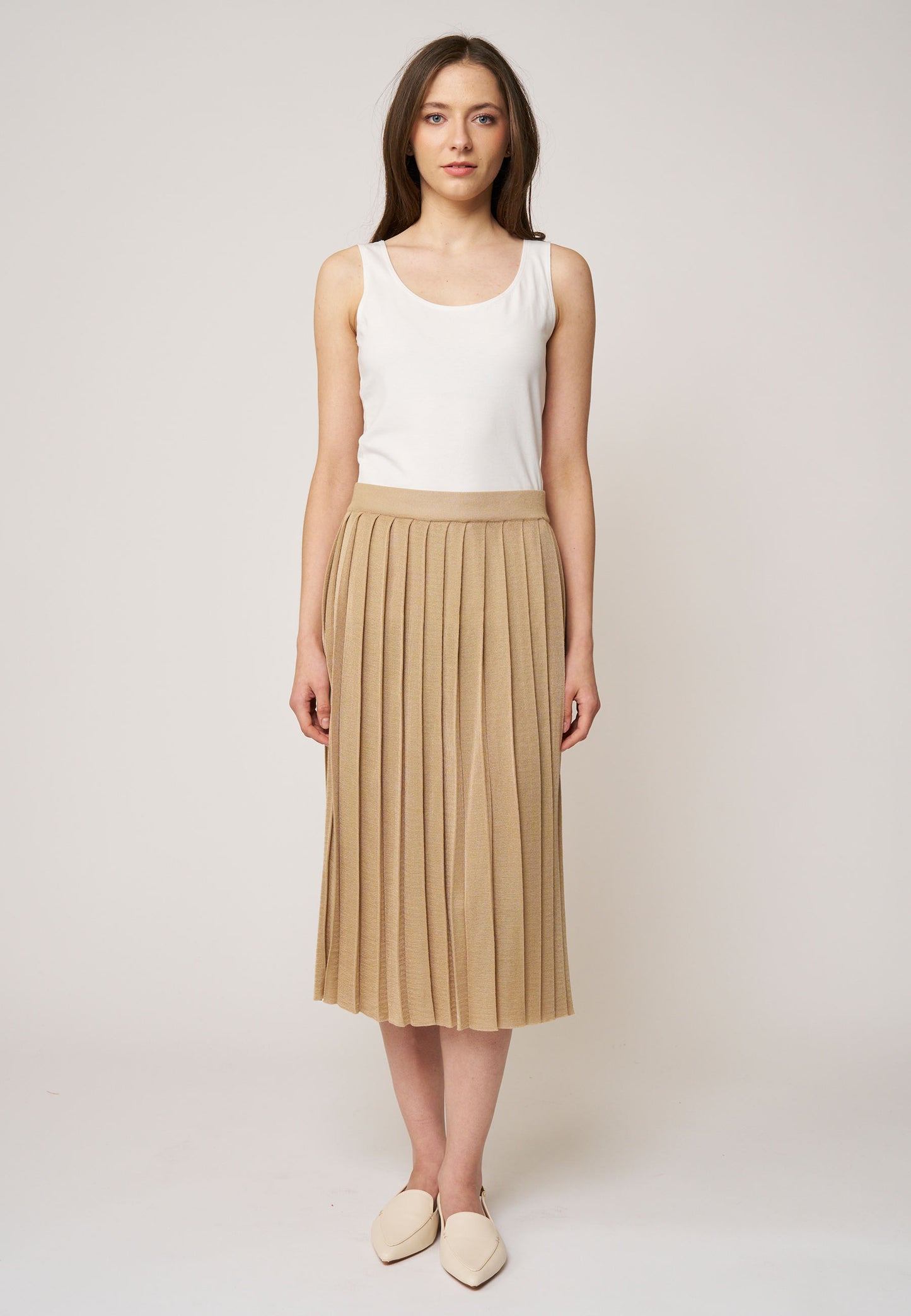 Rock, Modell Dajana in warmer Beige-Nuance mit feinen Plisseefalten und midilanger, fließender Passform für stilvolle Leichtigkeit