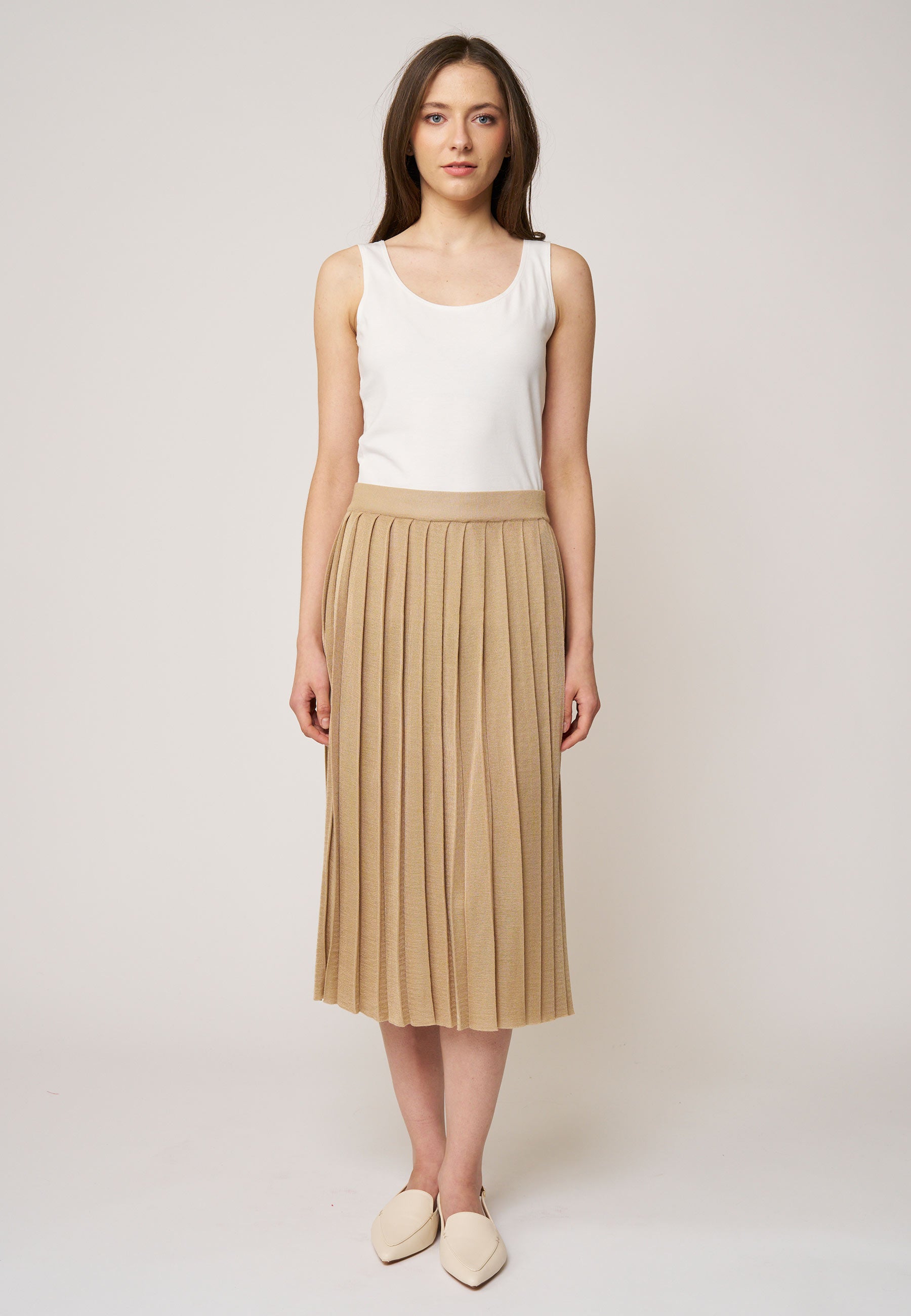 Rock, Modell Dajana in warmer Beige-Nuance mit feinen Plisseefalten und midilanger, fließender Passform für stilvolle Leichtigkeit