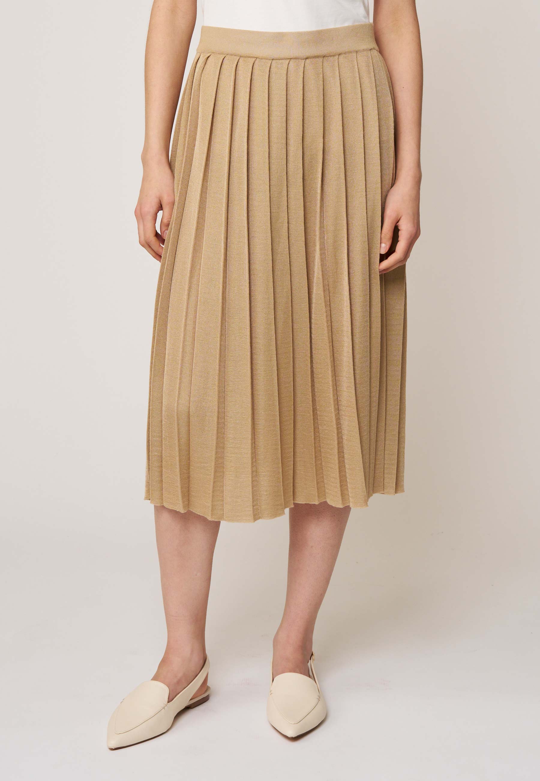 Rock, Modell Dajana in hellem Beige mit feinen Falten und mittellanger Länge für einen eleganten und zeitlosen Look