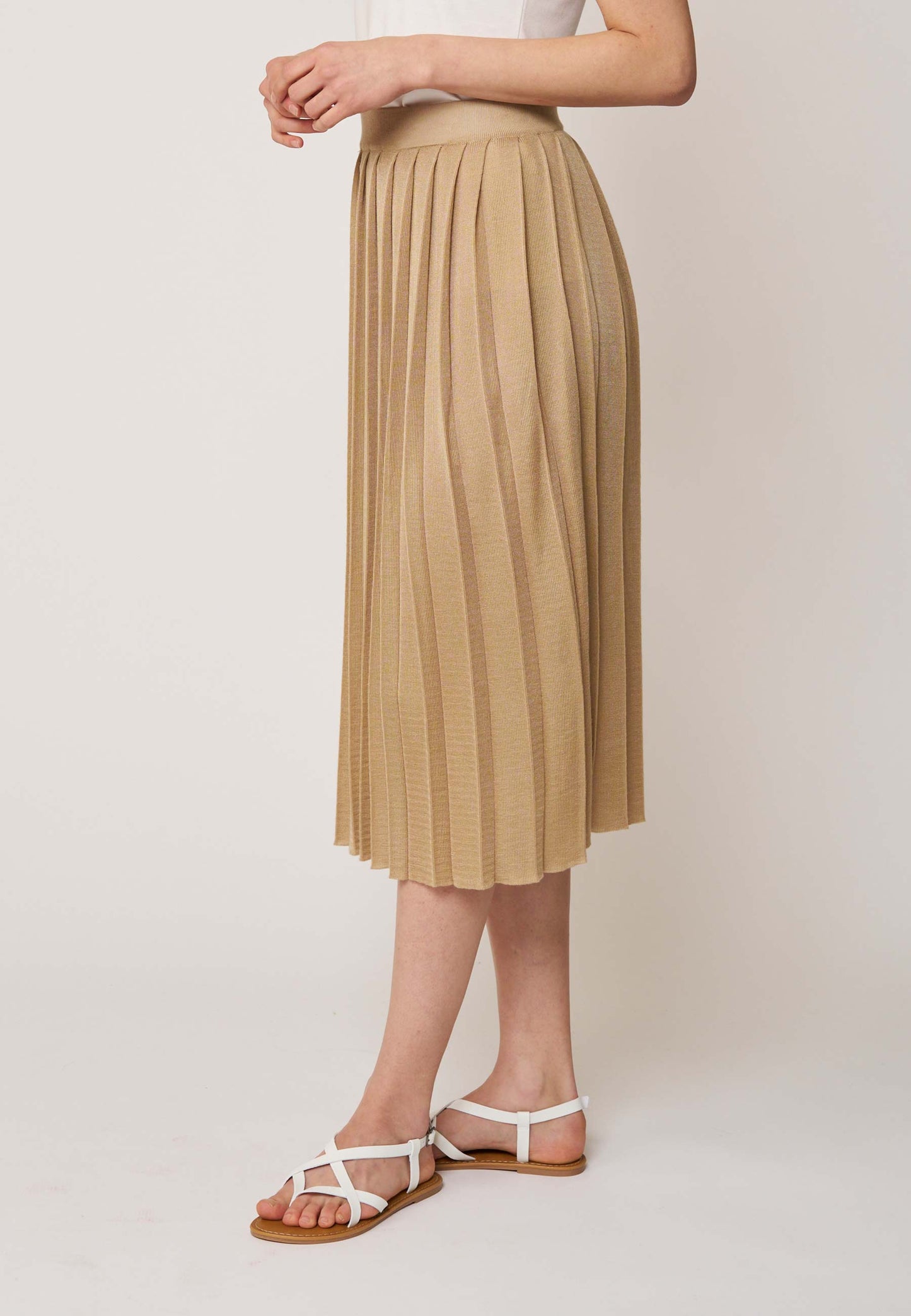 Rock, Modell Dajana in warmer Beige-Nuance mit feinen Plisseefalten und eleganter, midilanger Passform für zeitlose Leichtigkeit