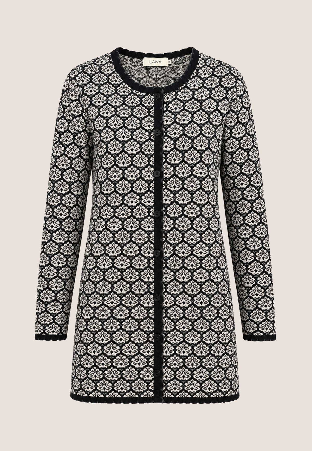 Jacke Eva, Modell lang mit schwarzem und cremefarbenem Blumenmuster vor hellem Hintergrund