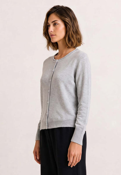 Frau trägt hellgraue Jacke, Modell Sophie, zu schwarzer Hose vor hellem Hintergrund
