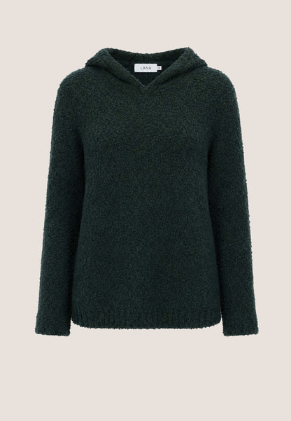 Kapuzenpulli, Modell Hedda in dunklem Grün vor schlichtem Hintergrund
