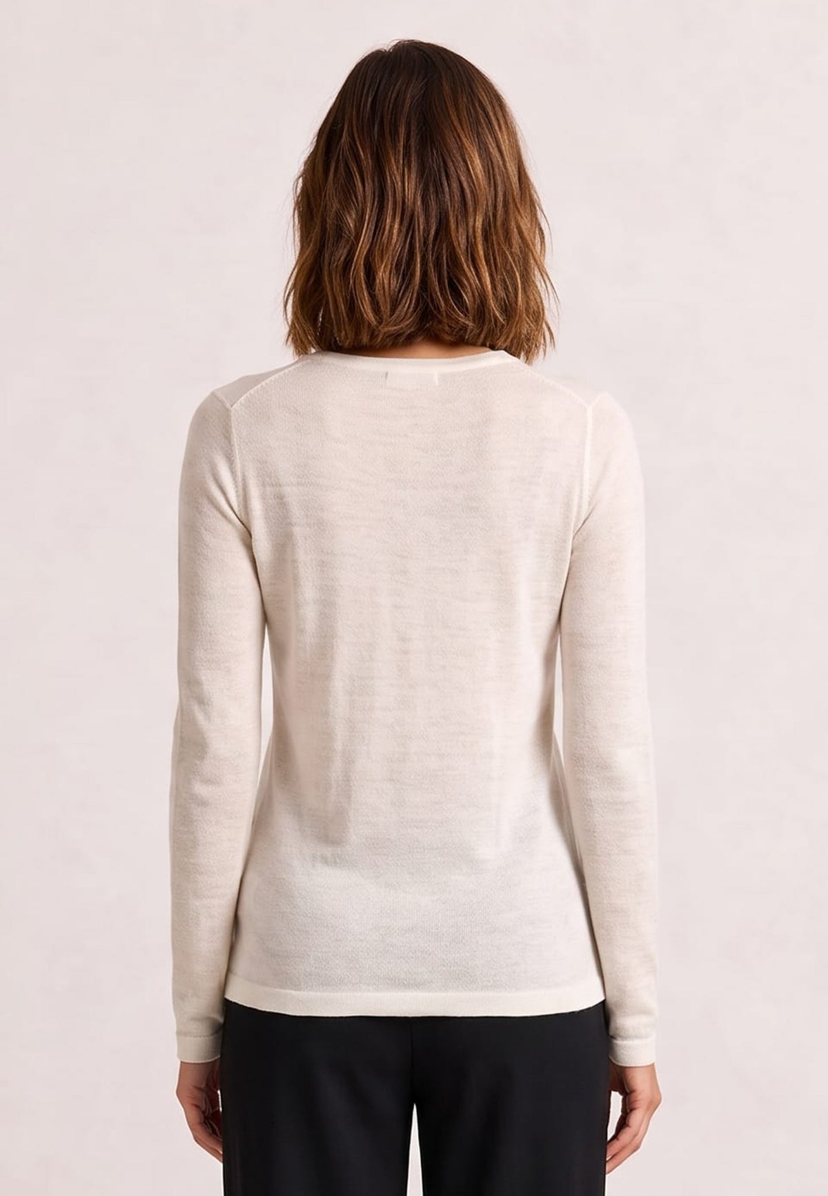 Wollshirt, Modell Iblis in Creme an Frau in Rückenansicht mit schwarzer Hose