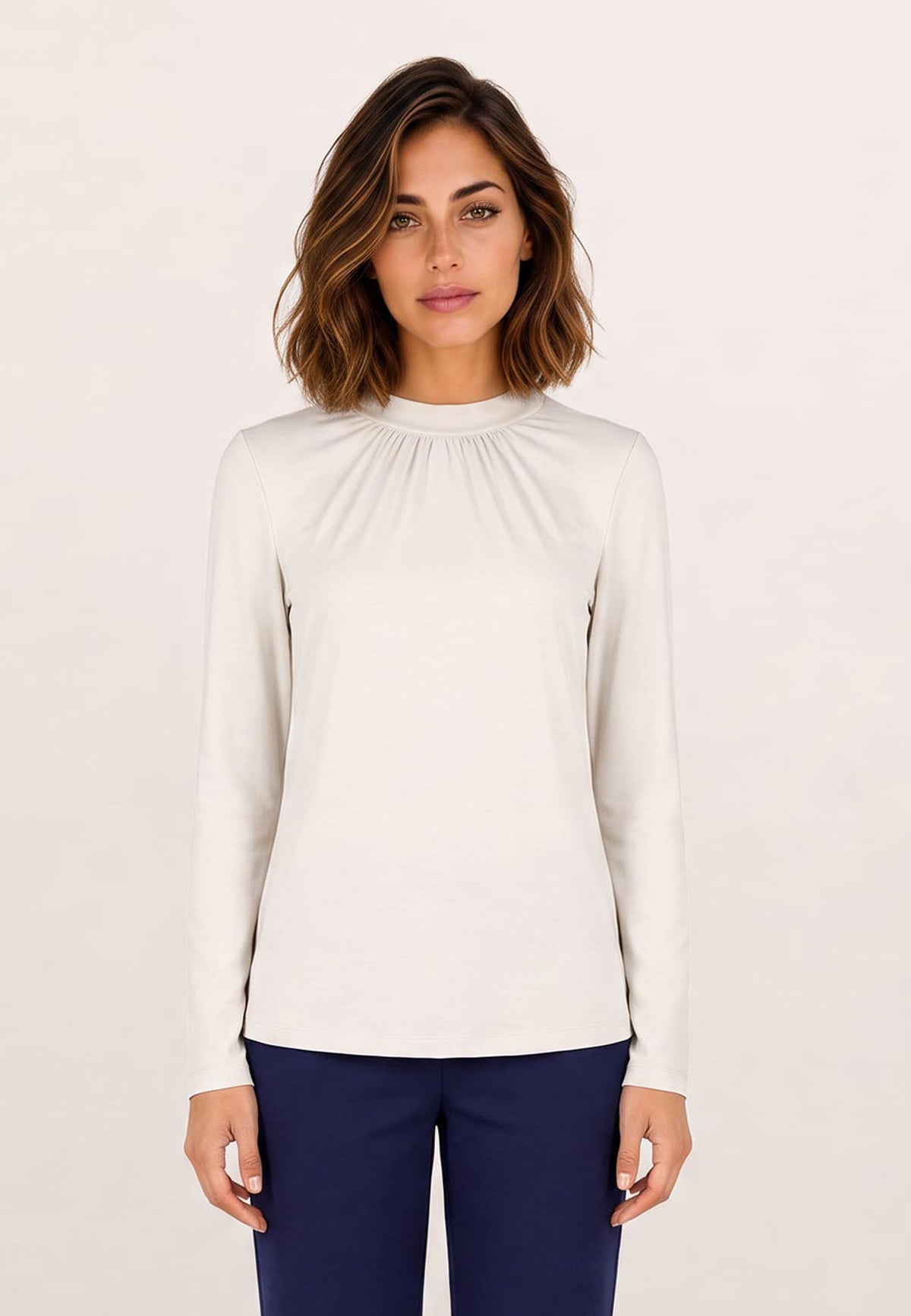 Shirt, Modell Holly in Weiß mit gerafftem Stehkragen an Frau mit dunkelblauer Hose