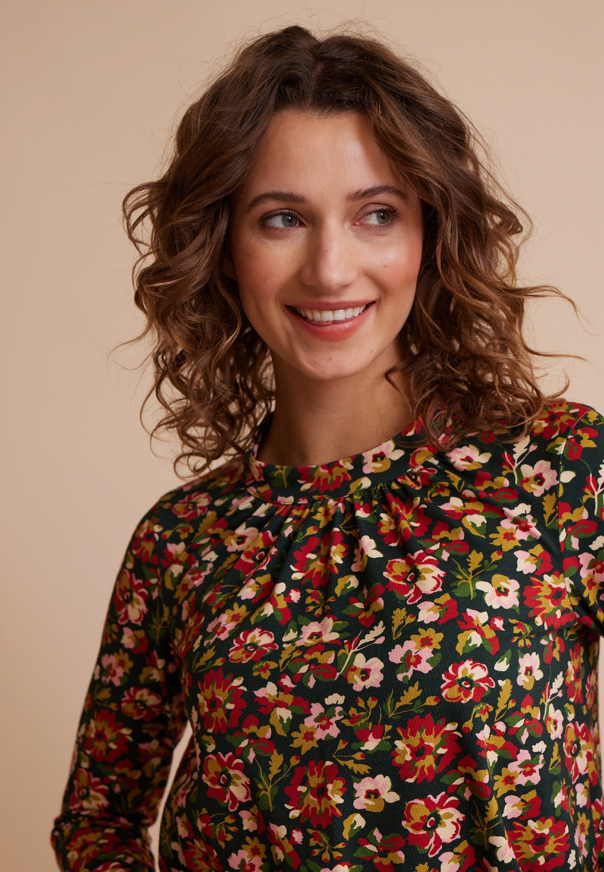 Shirt, Modell Holly mit floralem Blumenmuster an Frau vor beigem Hintergrund