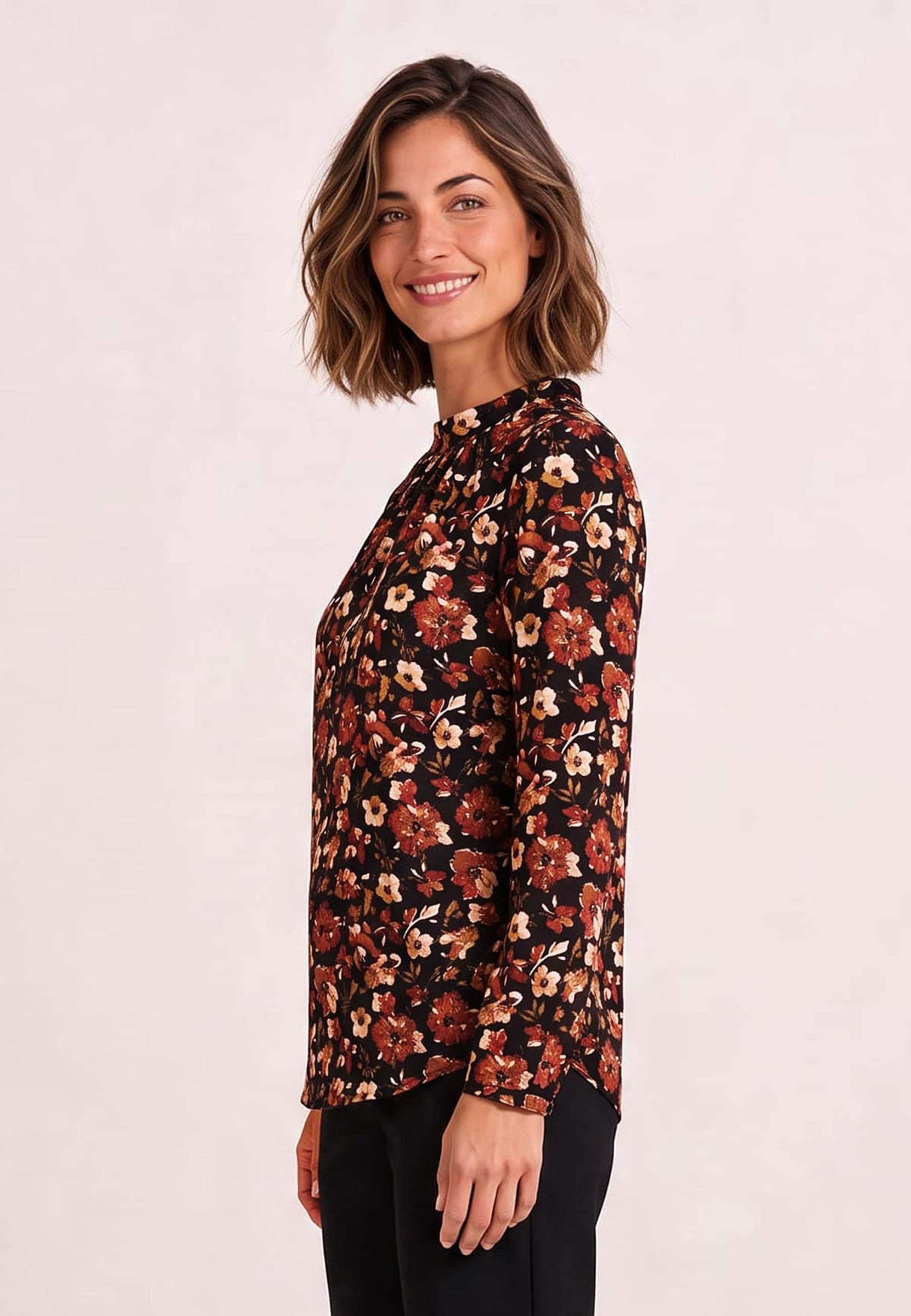 Shirt, Modell Holly mit floralem Muster an lächelnder Frau im Profil