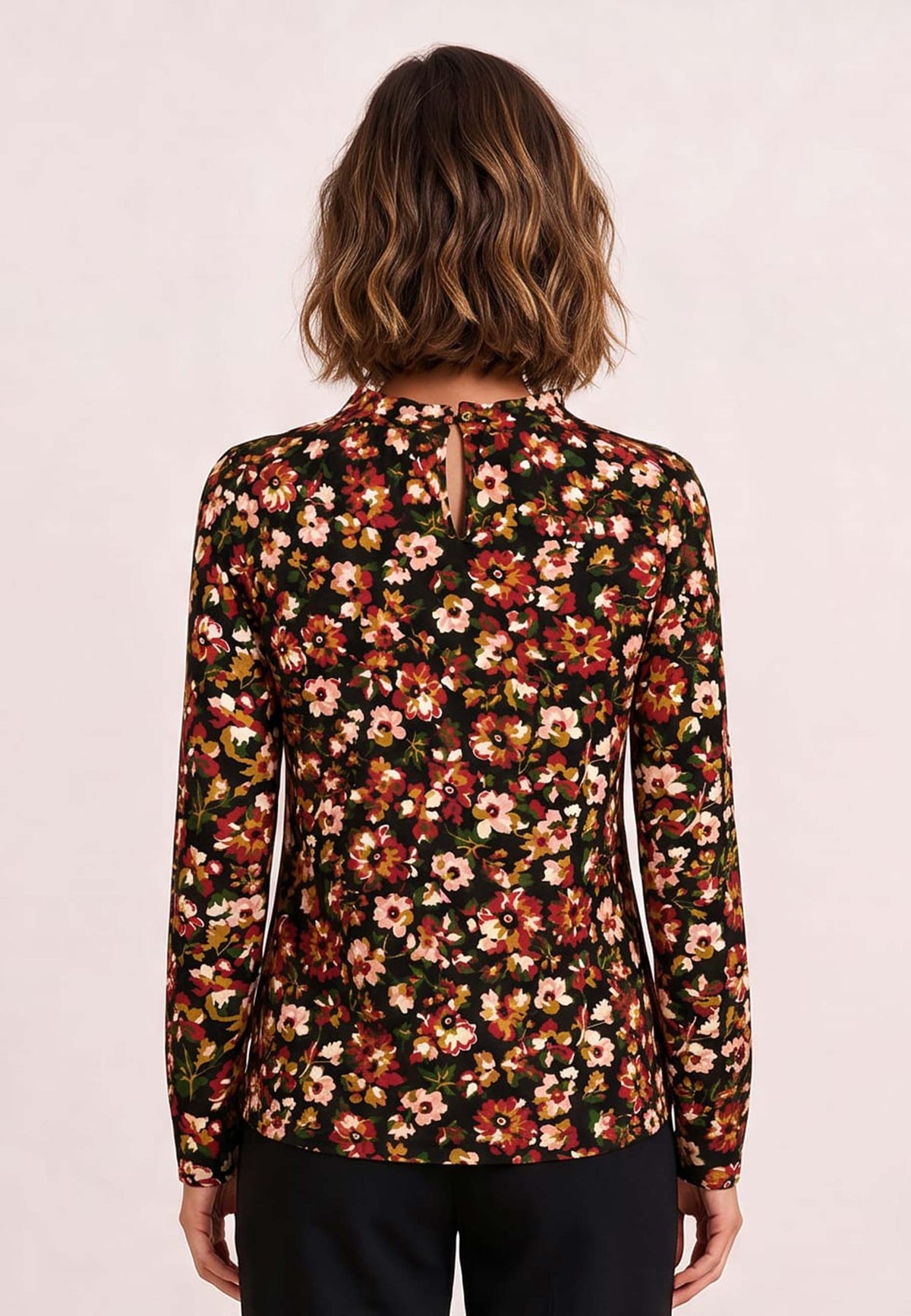 Shirt, Modell Holly mit Blumenmuster an Frau in Rückenansicht und schwarzer Hose