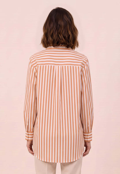 Bluse, Modell Arden mit orange-weißen Streifen an Frau in Rückenansicht mit beiger Hose
