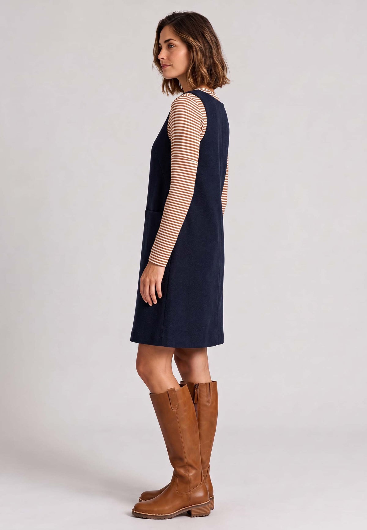 Trägerkleid, Modell Liza in Dunkelblau mit gestreiftem Shirt und braunen Lederstiefeln