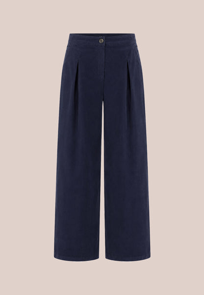 Hose, Modell Tess in Dunkelblau mit weitem Bein vor beigem Hintergrund