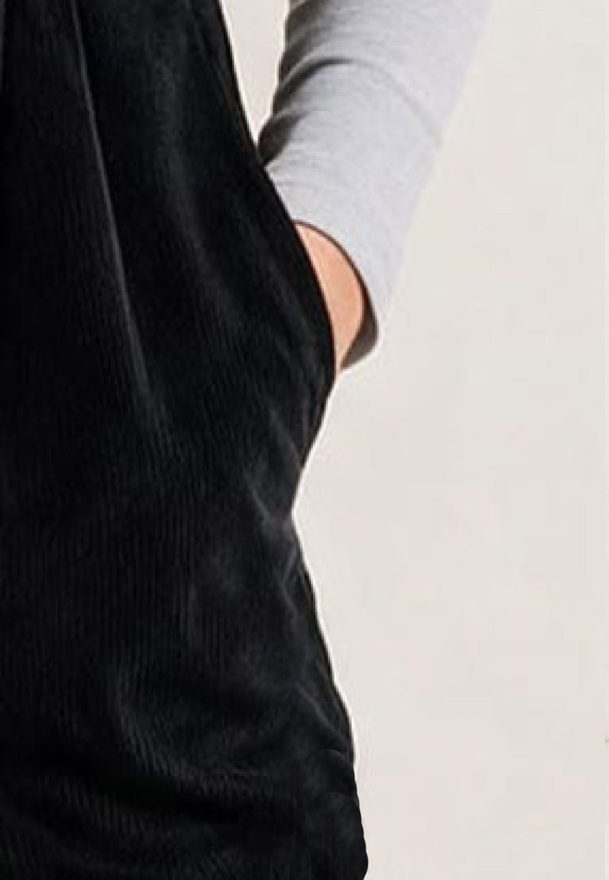 Trägerhose, Modell Emmet in Schwarz mit grauem Langarmshirt und Eingrifftasche