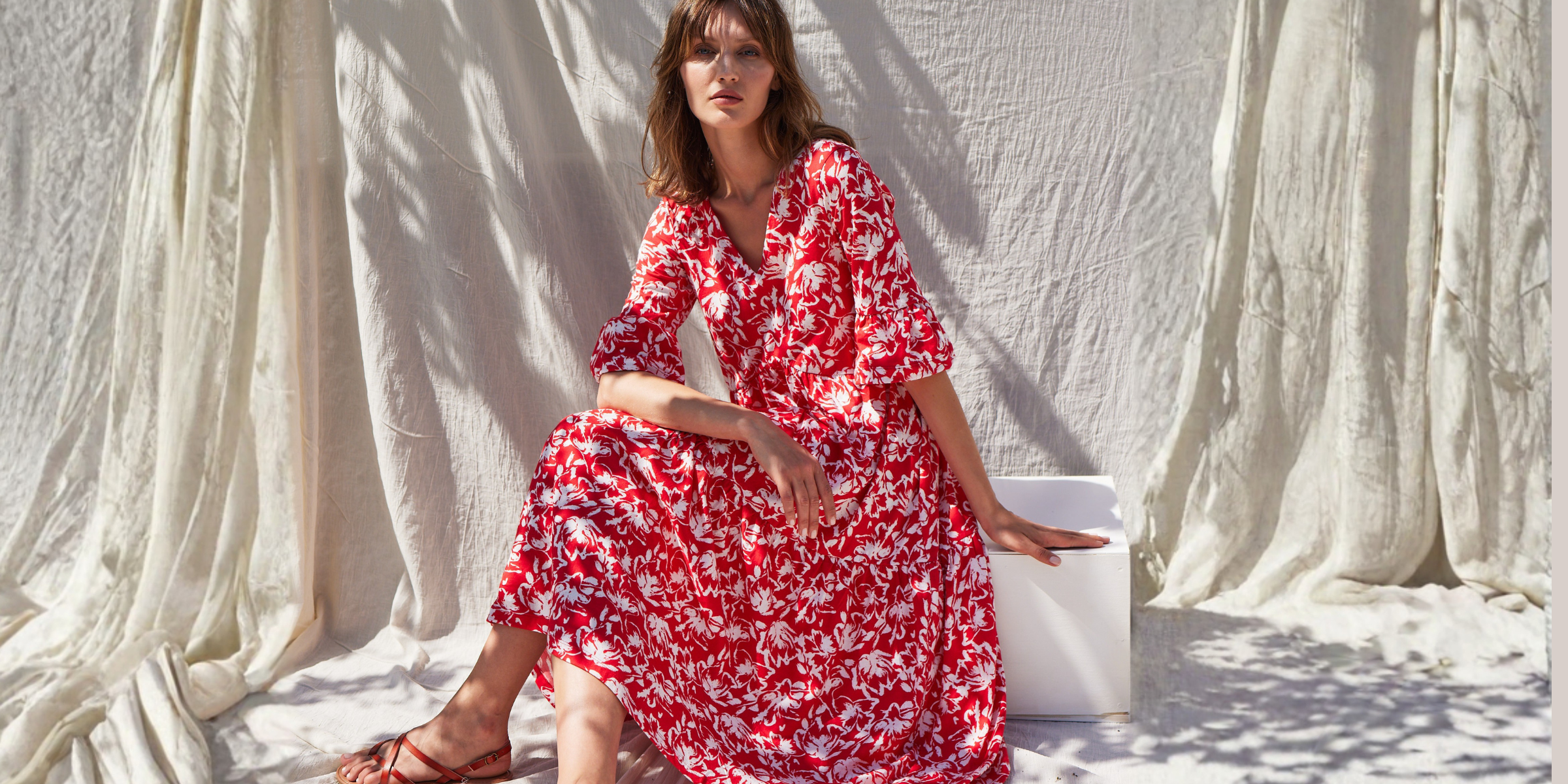 Frau mit rot weissem Sommerkleid