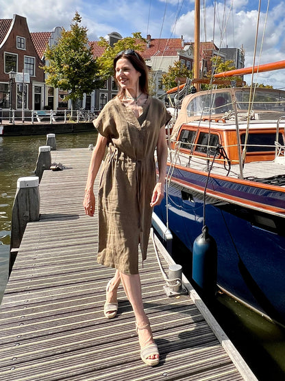 Kleid, Modell Filipa in natürlichem Braun mit V-Ausschnitt, kurzarmigem Design und tailliertem Schnitt für sommerlichen Komfort